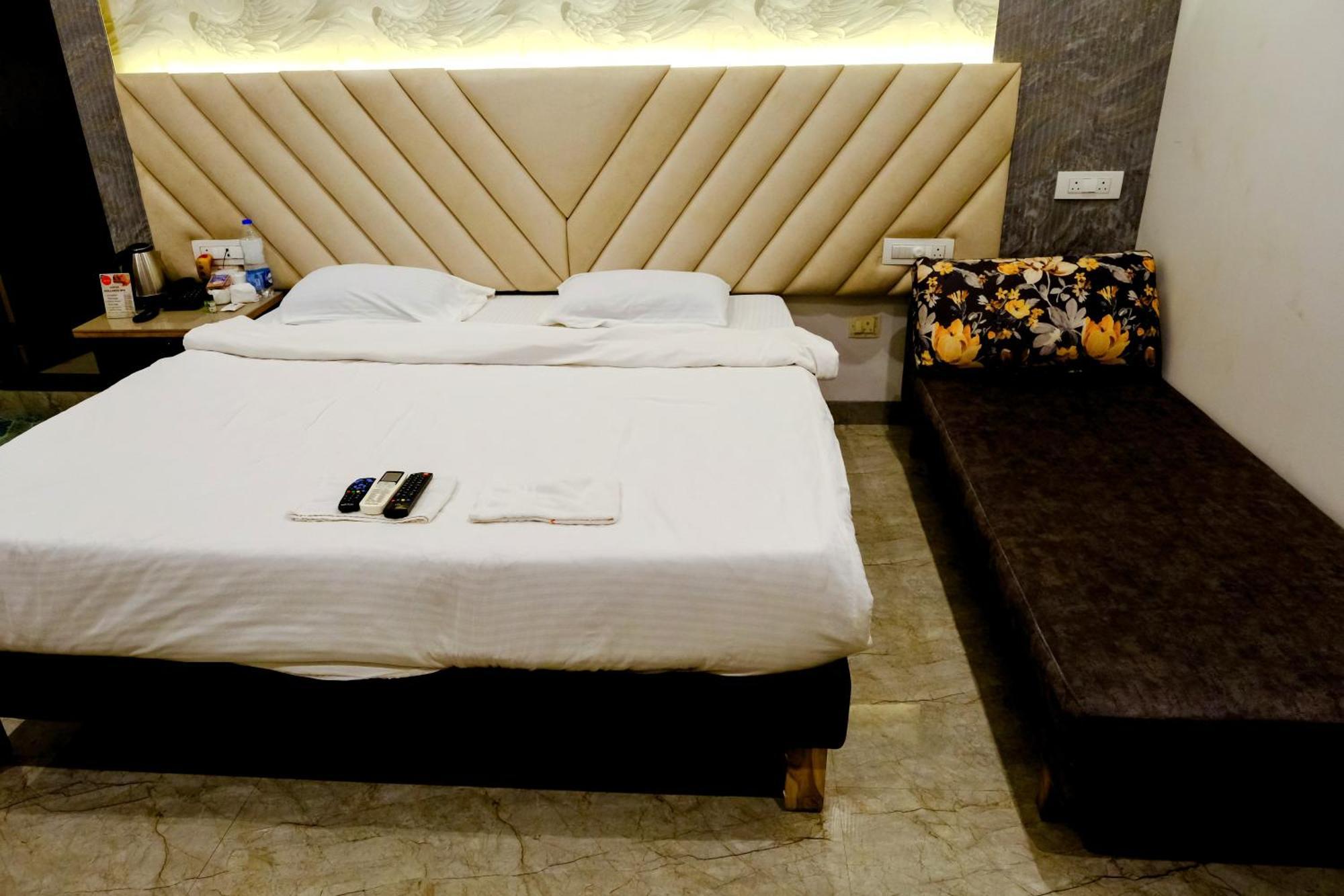 Sanidhya Beach Resort Алібаґ Екстер'єр фото